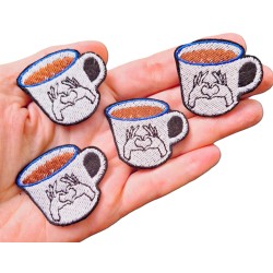 Tasse à café - coeur avec les mains